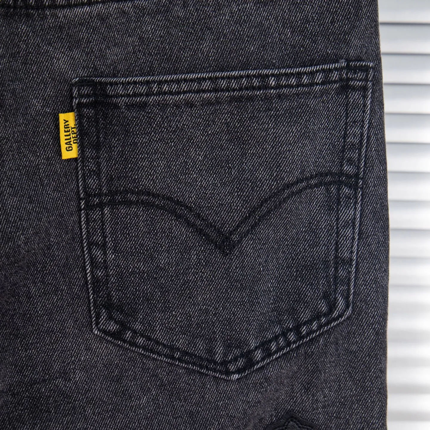 P240 Chrome Hearts Gallery co-branded limited-edition cross-flared flared jeans are a hot item this season and are sought after by countless celebrities and fashionistas. The neat details of the cutting process add color to the playful fashion! The neat and meticulous design, and the well-fitting structure is unique. The upper body not only has outstanding recognition, but also looks younger and younger. A style with the ultimate wearing meaning and performance, gorgeous color matching, and the craftsmanship of this style is also extremely extraordinary. After the finished product is washed, it is disassembled and hand-made with sheepskin cross leather and then spliced ​​together to complete. The whole piece has too many craftsmanship to describe. It is decorated with patchwork cross flowers and high-waisted washed jeans! ! Absolutely high-end luxury product, a god-level single product, a super popular product, made with top heavy industry, a must-see magic weapon that can't be missed. Style number: 1836 Size: 28 30 32 34 36 Color: black